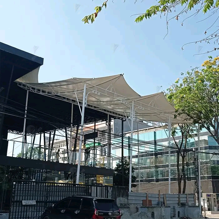 Struktur atap membran putih yang luas untuk area publik
